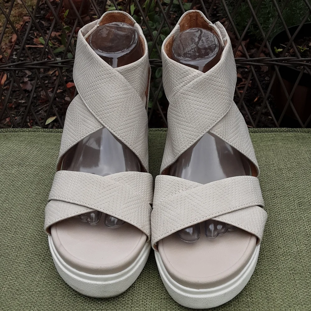 Dr. Scholl's Skips Platform Sandal.